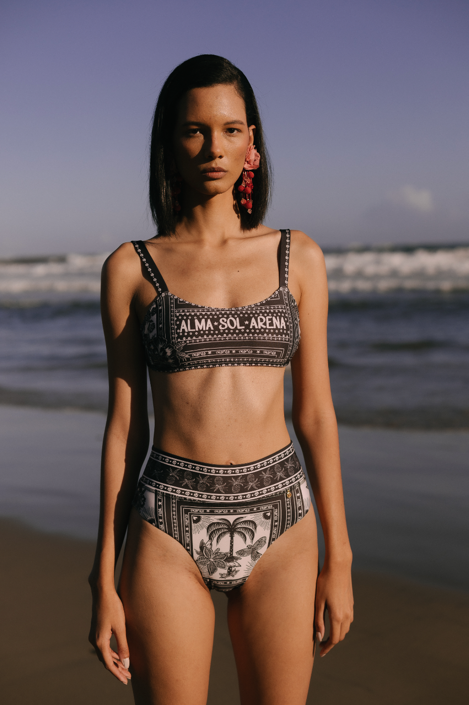 BIKINI TOP PANTIE ALTA ESTAMPADO NEGRO